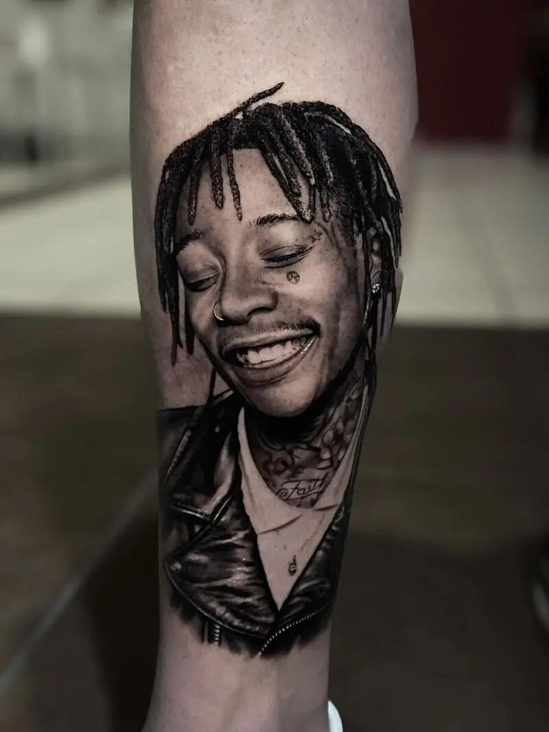 Portrait realista em preto e cinza de rosto sorrindo